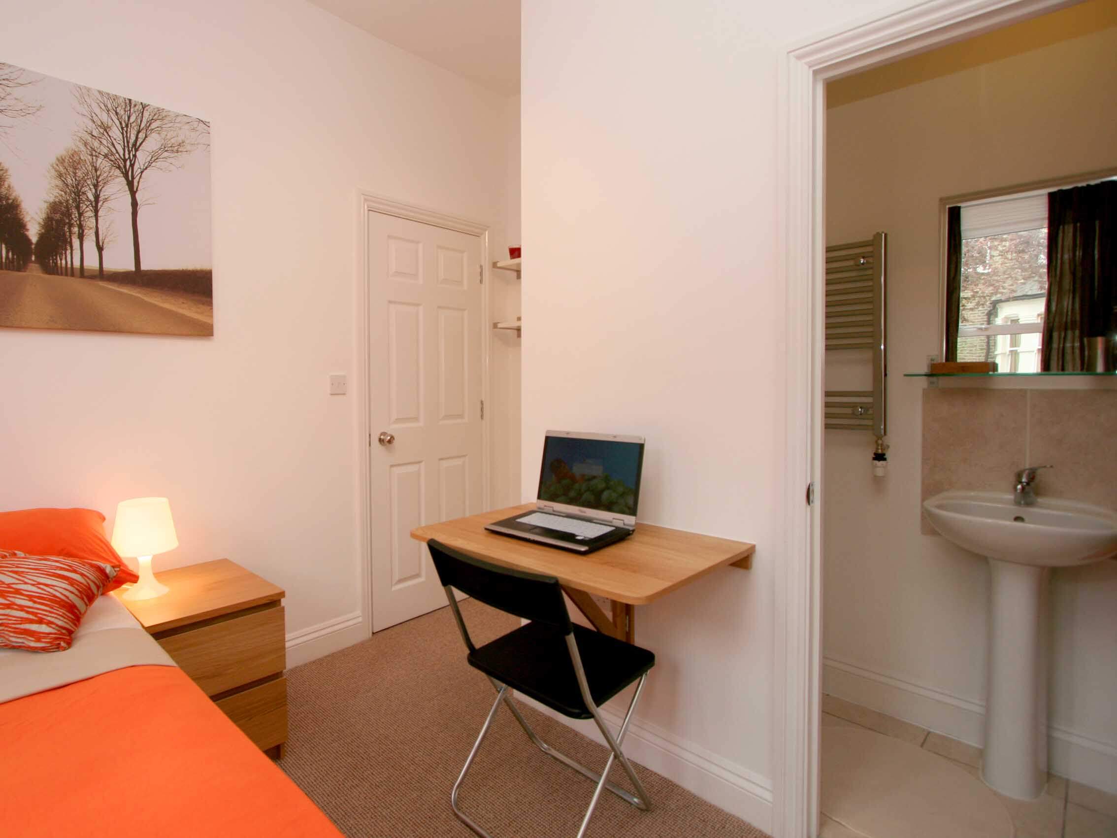 Chambre simple avec salle de bains en colocation