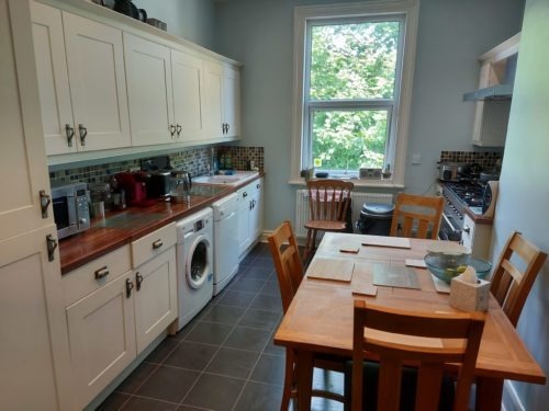 Salle à manger et cuisine dans un séjour à la maison