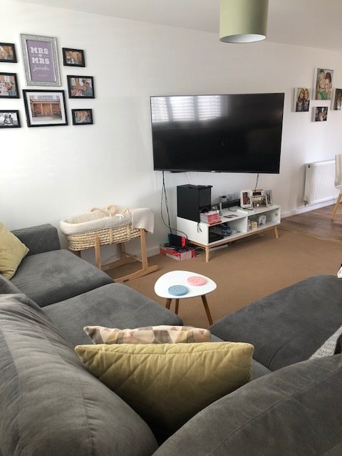 TV und Wohnzimmer in einer Gastfamilie