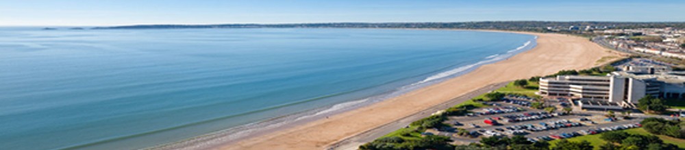 Beau bord de mer par une journée ensoleillée