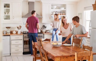 Studenten und Gastfamilie bei der Vorbereitung des Abendessens