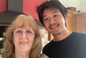 Japanischer Student macht ein Selfie mit seiner Gastmutter