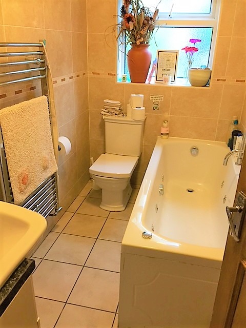 Badezimmer und dreiteilige Badezimmergarnitur in einer Gastfamilie