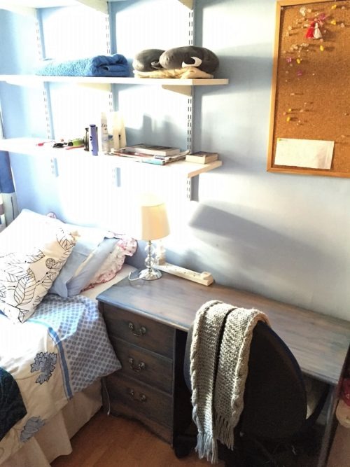 Camera singola con scrivania in un soggiorno in casa