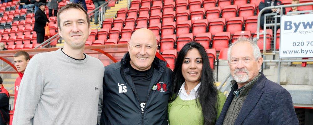 Peter Brown und Harda Shivdasani mit Russell Slade Leyton Orient