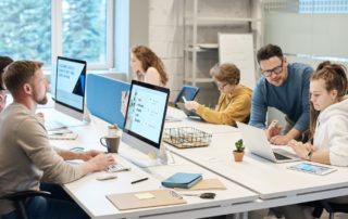 personnes travaillant au bureau à Londres